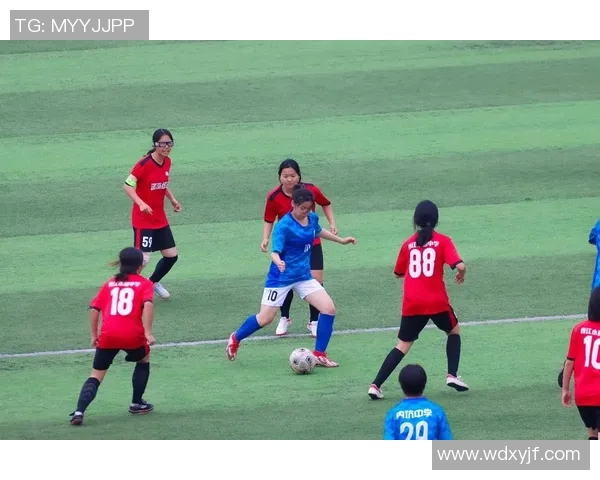 足球模特的魅力与挑战：如何在运动与时尚之间找到平衡